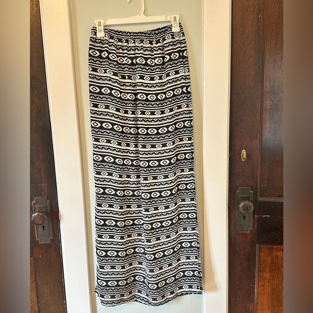 Francesca‘s Brand Black and White Patterned Women's Maxi-Skirt, size med #0064